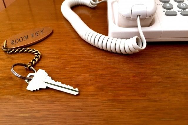 ホテルで鍵を紛失！保険は使える？費用相場はいくら？