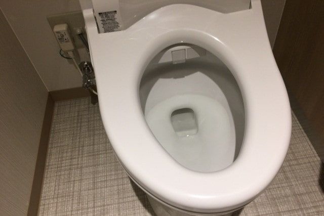 トイレ詰まりで起きる水の逆流は大惨事の始まり！原因と対処法について解説