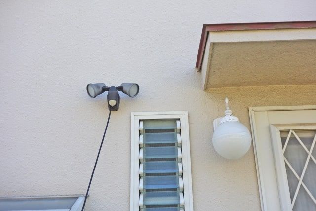 センサーライトを取り付けて防犯性を高めよう!機能性を徹底解説