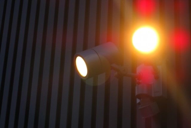 センサーライトを取り付けて防犯性を高めよう!機能性を徹底解説