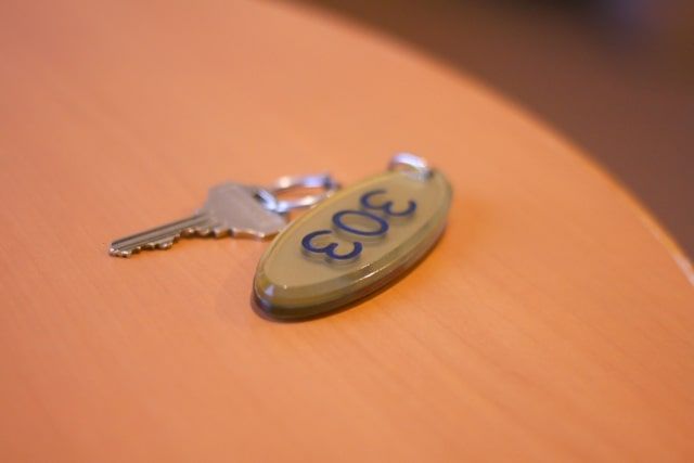 ホテルで鍵を紛失！保険は使える？費用相場はいくら？