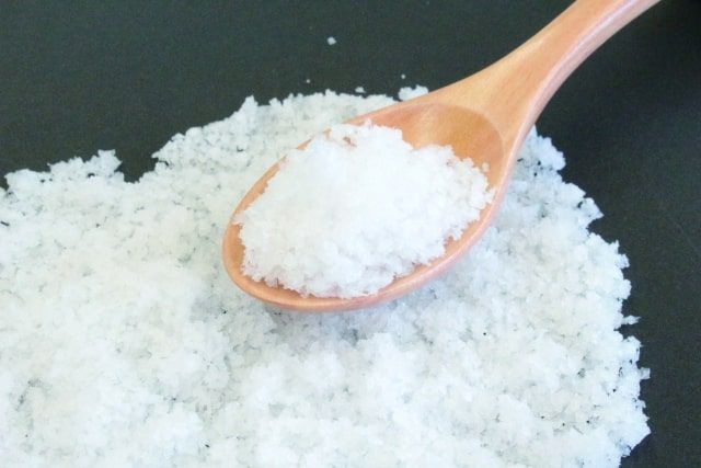 塩化カルシウムで除草する方法を解説！除草剤以外の雑草対策法も