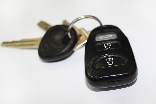 スマートキーが反応しない…作動せず車のドアが開かない原因と対処法