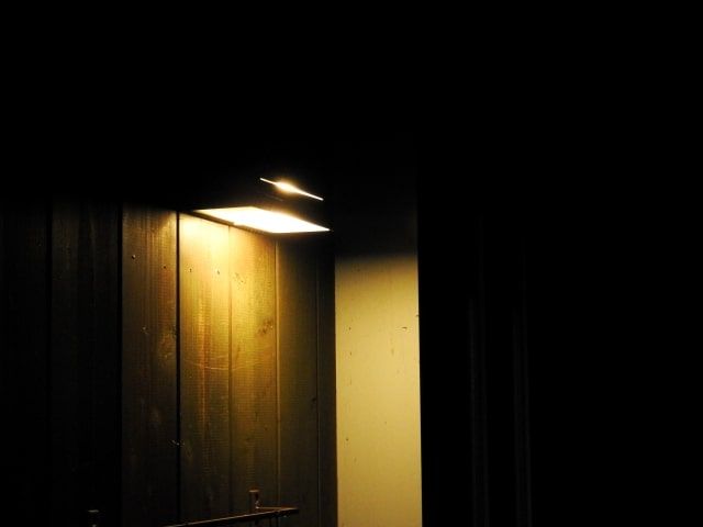 センサーライトを取り付けて防犯性を高めよう!機能性を徹底解説