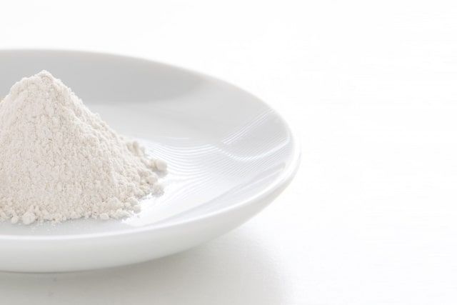 塩化カルシウムで除草する方法を解説！除草剤以外の雑草対策法も