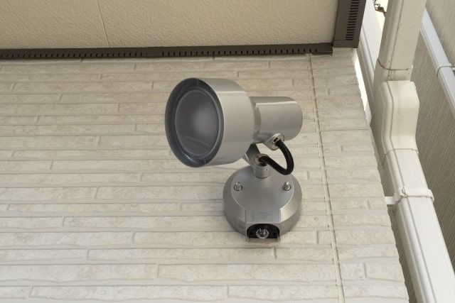 センサーライトを取り付けて防犯性を高めよう!機能性を徹底解説