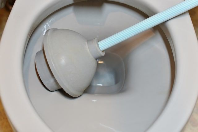 トイレにナプキンを落とすとつまりの恐れあり！落とした際の対処法と業者選びのポイントについて解説