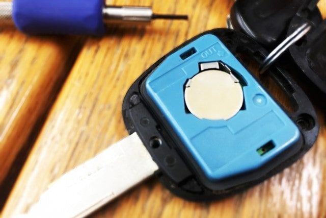 スマートキーが反応しない…作動せず車のドアが開かない原因と対処法