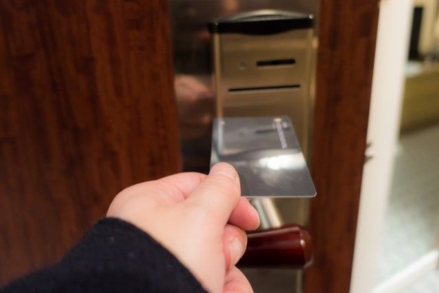 ホテルで鍵を紛失！保険は使える？費用相場はいくら？