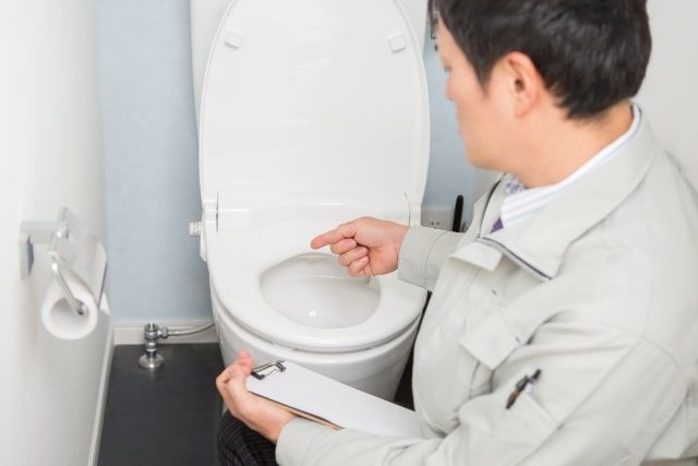 トイレつまりはサンポールで解消できるの？気になる使い方とトイレつまりのポイントを紹介！