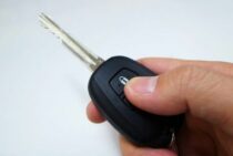 【車の鍵】電池交換の値段は意外と安い！依頼先や自分で交換する方法