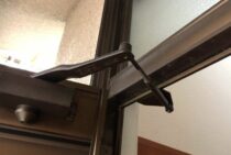 玄関ドアクローザーの交換費用と料金相場！業者とDIYどっちで直す