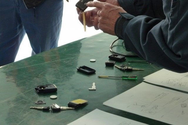 【車の鍵】電池交換の値段は意外と安い！依頼先や自分で交換する方法