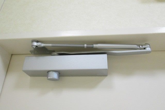 玄関ドアクローザーの交換費用と料金相場！業者とDIYどっちで直す