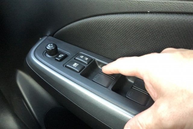 ミニキャブ・ミーブのバッテリー上がりを解決する方法を順番にご紹介