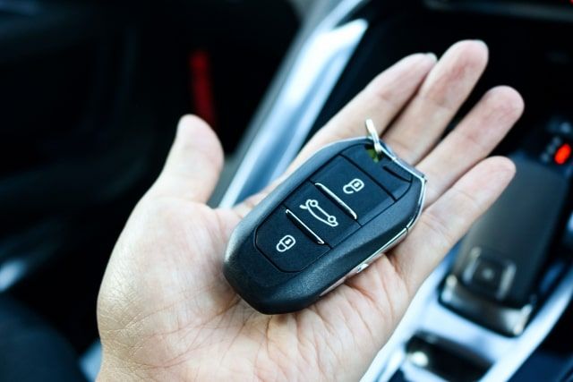 【車の鍵】電池交換の値段は意外と安い！依頼先や自分で交換する方法