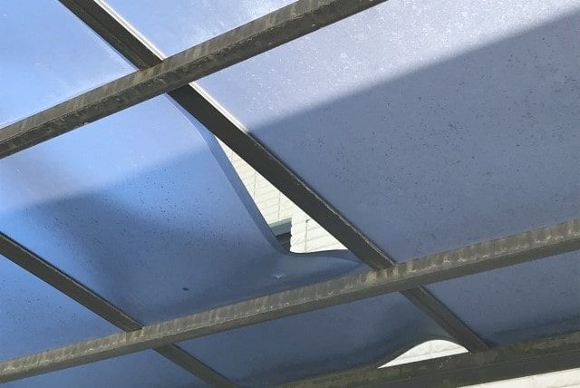 ガレージの屋根修理DIYと業者の費用相場！風災被害は火災保険で！