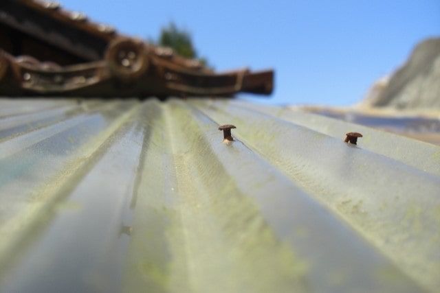 釘が浮いている