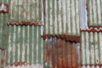 トタン屋根の穴修理はDIYできる？応急処置や修理費用もご紹介