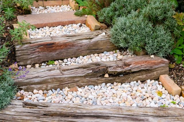 枕木付近に出現したシロアリを業者に駆除してもらうメリット