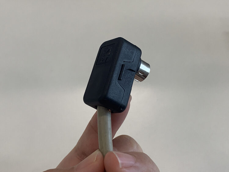 L時コネクタが付いたケーブル